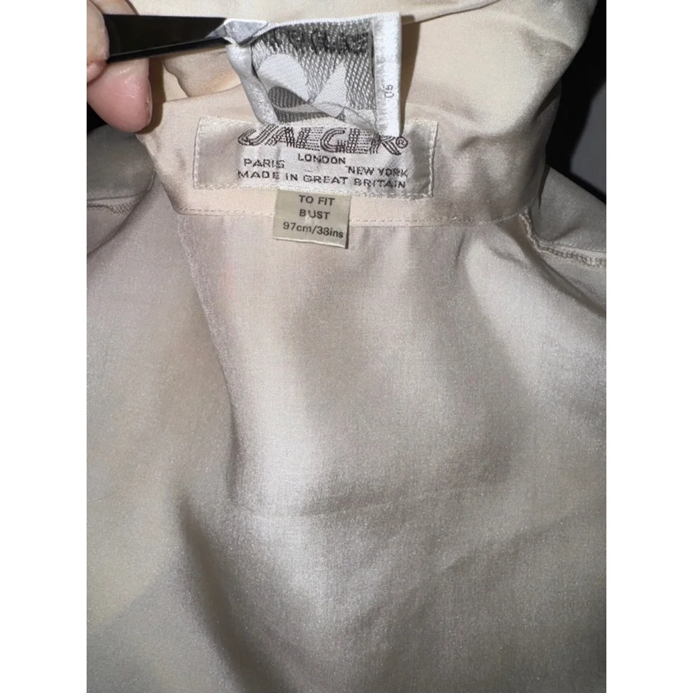 Long sleeve blouse cream colored 100% silk. To fit bust 38 inches. Yeager London - Picture 13 of 14